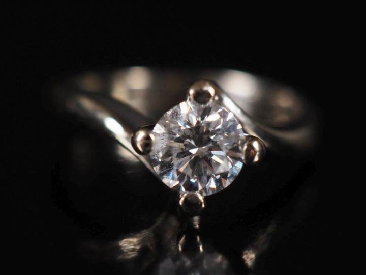 Solitaire de 0,82 cts, G, SI , monture en or blanc Poids tel : 5,09 g 