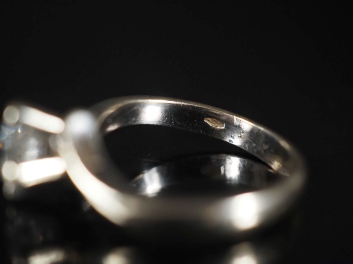 Solitaire de 0,82 cts, G, SI , monture en or blanc Poids tel : 5,09 g 