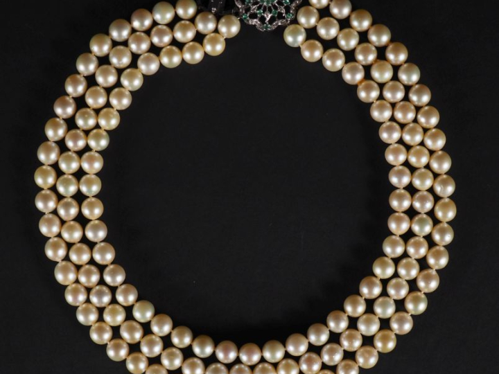 Collier trois rangs de perles de culture, fermoir en or blanc 750 en f