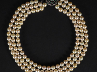 Vente aux enchères Collier trois rangs de perles de culture, fermoir en or blanc 750 en f