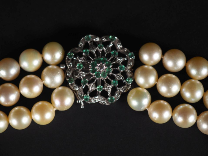 Collier trois rangs de perles de culture, fermoir en or blanc 750 en f
