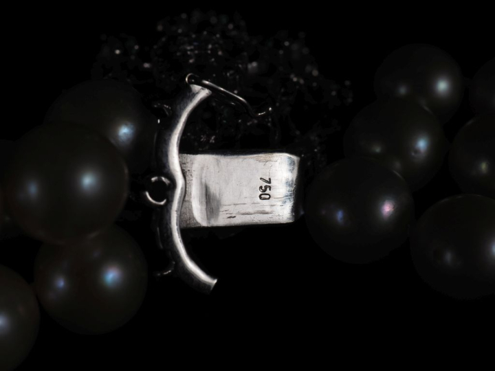 Collier trois rangs de perles de culture, fermoir en or blanc 750 en f