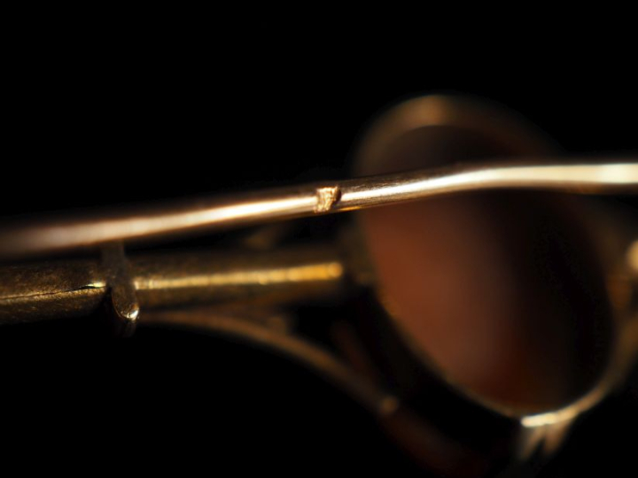 Broche 1900 en or et petit camée coquille.  Poids tel : 2,70 g   