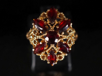 Vente aux enchères Bague marguerite en or et grenats  Poids tel : 4,80 g   