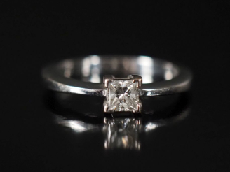 Vente aux enchères Bague solitaire en or, ornée d'un diamant de forme carrée pesant entre