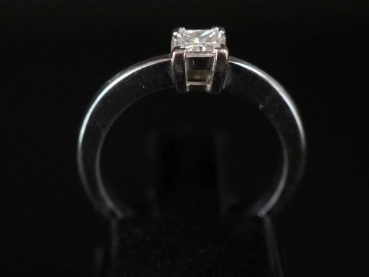 Bague solitaire en or, ornée d'un diamant de forme carrée pesant entre