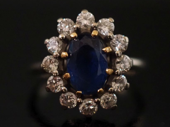 Bague marguerite, saphir entouré de 11 diamants, monture en or blanc 7