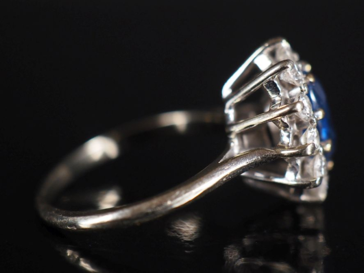 Bague marguerite, saphir entouré de 11 diamants, monture en or blanc 7