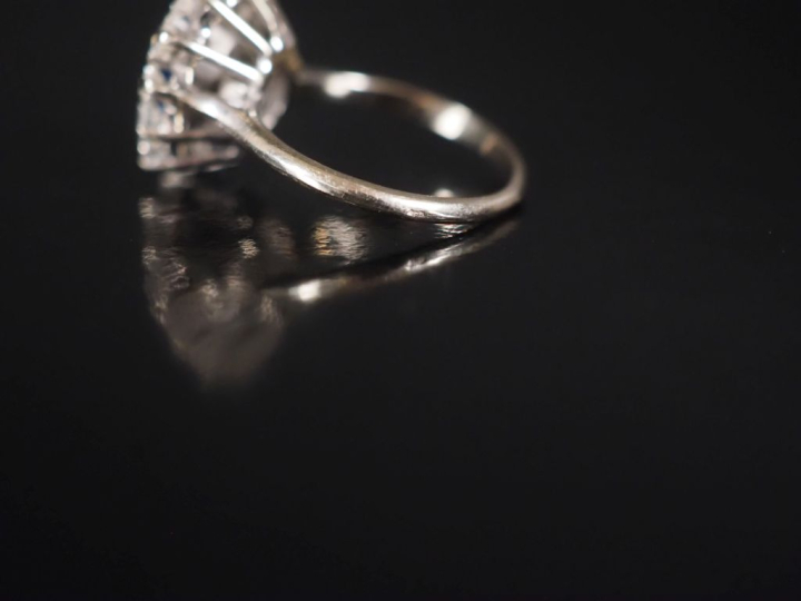 Bague marguerite, saphir entouré de 11 diamants, monture en or blanc 7