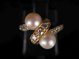 Vente aux enchères Bague Toi et Moi en or 750, perles et roses  Poids tel : 4 g   