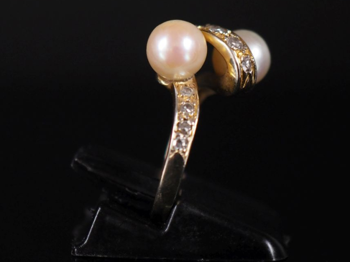 Bague Toi et Moi en or 750, perles et roses  Poids tel : 4 g   