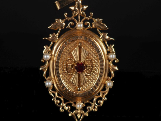 Vente aux enchères Pendentif porte photo Napoléon III en or 750, perles et grenat, à déco