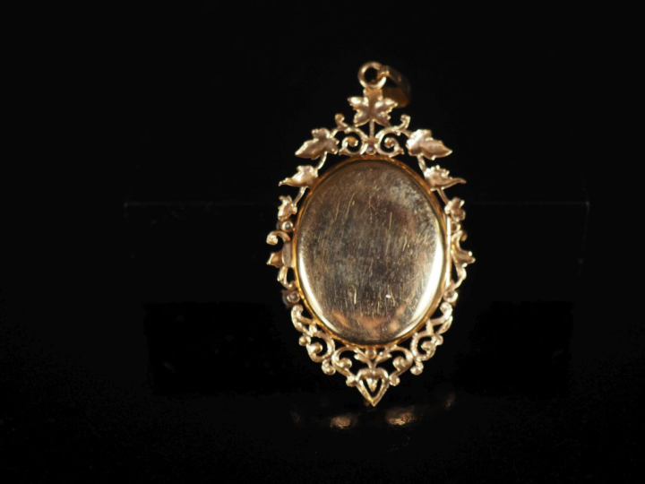 Pendentif porte photo Napoléon III en or 750, perles et grenat, à déco