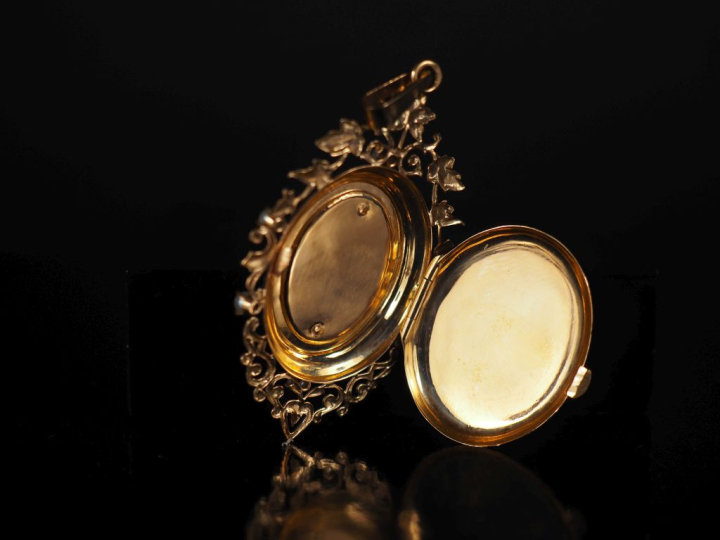 Pendentif porte photo Napoléon III en or 750, perles et grenat, à déco