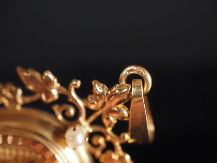 Pendentif porte photo Napoléon III en or 750, perles et grenat, à déco