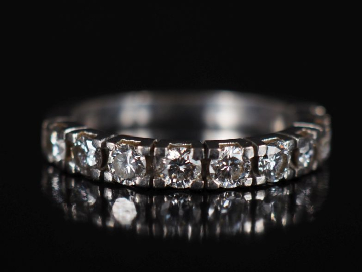 Demi alliance en or blanc sertie de 9 diamants pesant environ 0,1 ct  