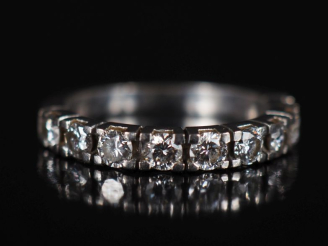 Vente aux enchères Demi alliance en or blanc sertie de 9 diamants pesant environ 0,1 ct  