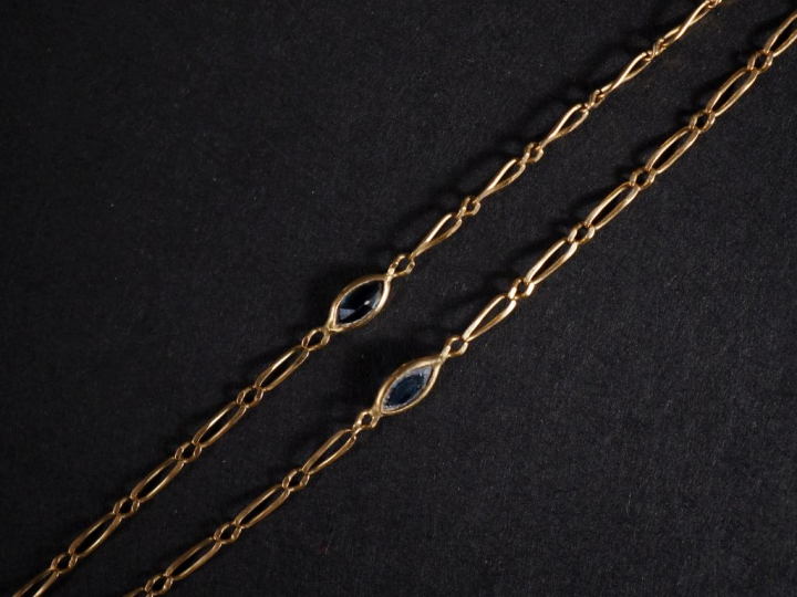 Collier or 750 et trois pierres bleues Poids tel : 2,45 g (cassé)   