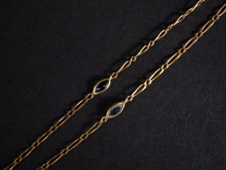 Vente aux enchères Collier or 750 et trois pierres bleues Poids tel : 2,45 g (cassé)   