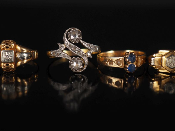 4 différentes bagues Napoléon III ou 1900 en or 750 et pierres Poids t