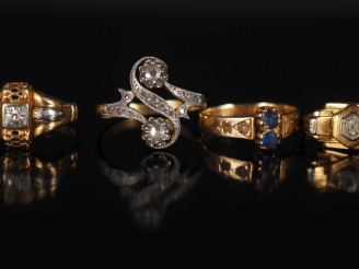 Vente aux enchères 4 différentes bagues Napoléon III ou 1900 en or 750 et pierres Poids t