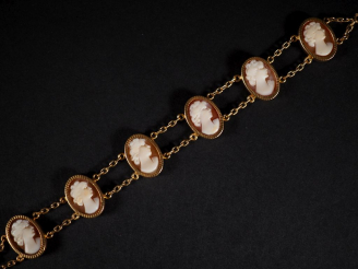 Vente aux enchères Bracelet 1900 en or 750 et six camées coquille "Profil de jeune fille"