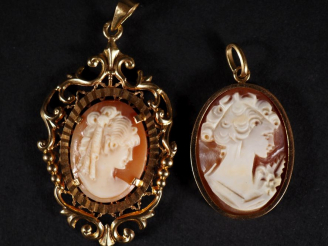 Vente aux enchères 2 camées coquille, profil de jeune fille, montures or  Poids tel : 8,9