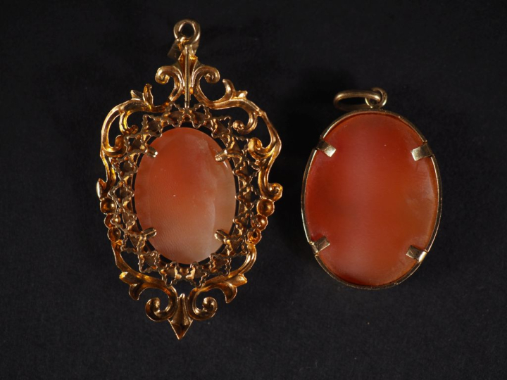 2 camées coquille, profil de jeune fille, montures or  Poids tel : 8,9