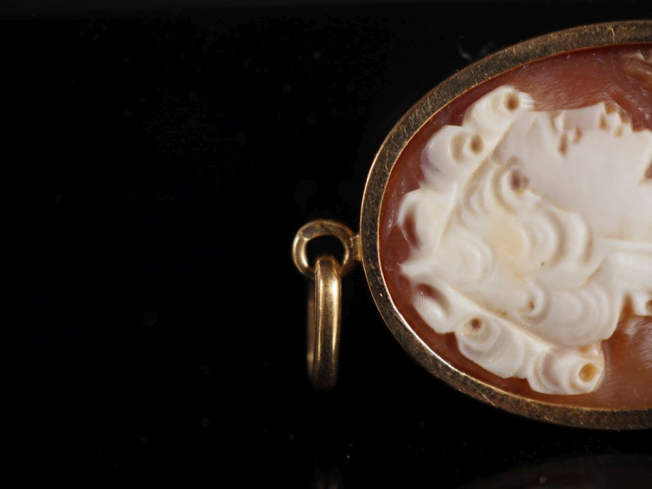 2 camées coquille, profil de jeune fille, montures or  Poids tel : 8,9