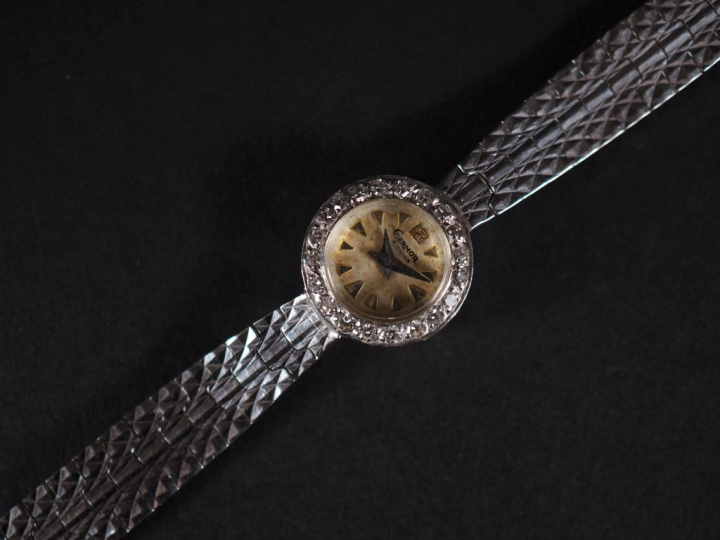 Montre de dame, boitier or blanc 750 serti de diamants, bracelet métal