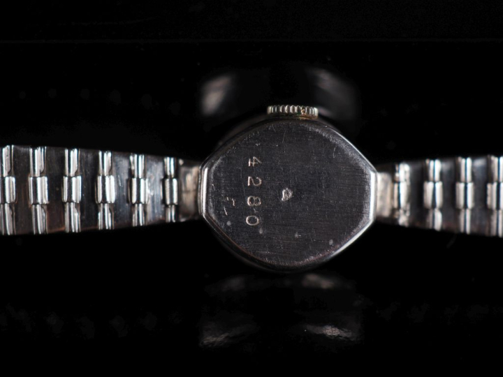 Montre de dame, boitier or blanc 750 serti de diamants, bracelet métal