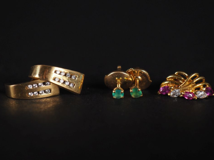 3 paires de perce oreilles en or 750 et pierres  Poids tel : 4 g   