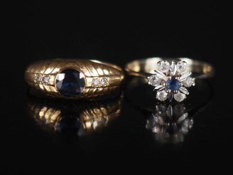 Vente aux enchères Ensemble comprenant :  une bague en or jaune 750, sertie en son centre