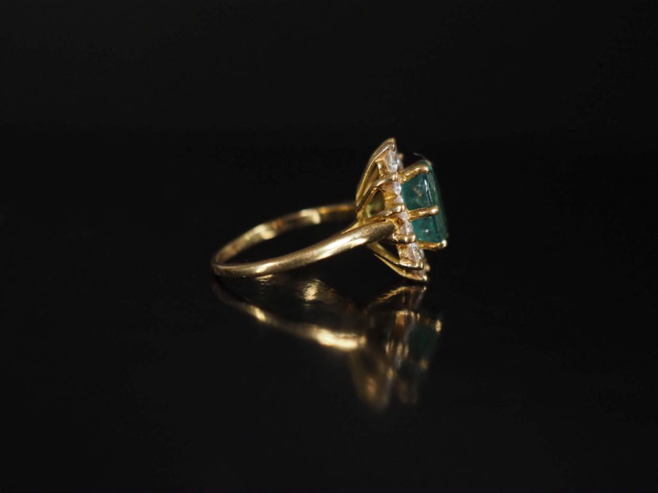 Bague marguerite, émeraude entourée de 12 diamants   