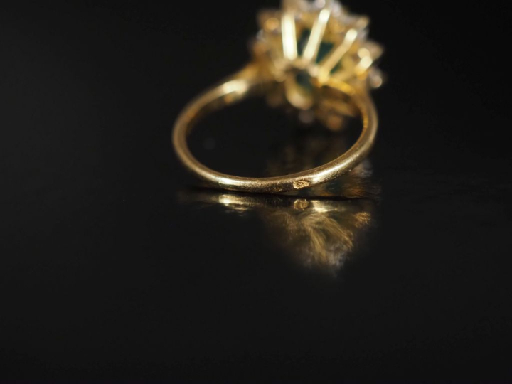 Bague marguerite, émeraude entourée de 12 diamants   