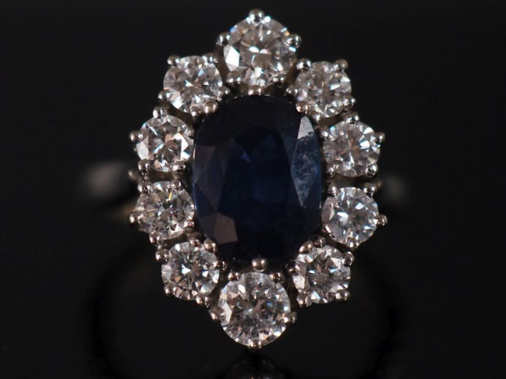 Bague marguerite, saphir entouré de 10 diamants. Poids : 5,30 g   