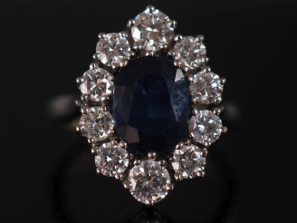 Vente aux enchères Bague marguerite, saphir entouré de 10 diamants. Poids : 5,30 g   