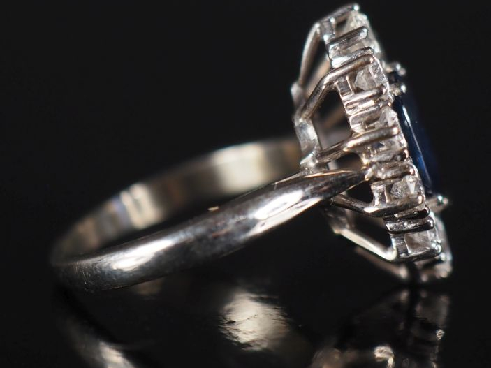 Bague marguerite, saphir entouré de 10 diamants. Poids : 5,30 g   