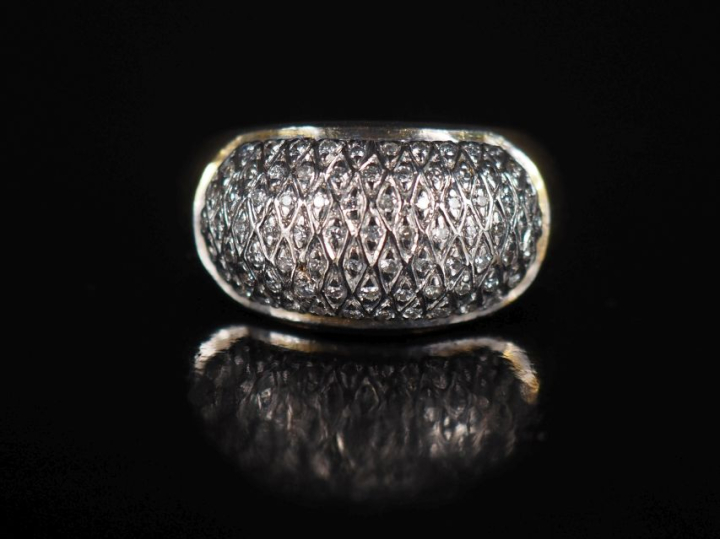 Bague dôme en or, semis de roses dans un croisillon   