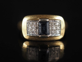 Vente aux enchères Bague de style Art Déco en or jaune 750, semis de roses (?) et pierre 