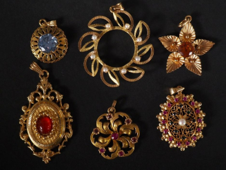 Vente aux enchères 5 différents pendentifs en or et verroterie on y joint une monture de 