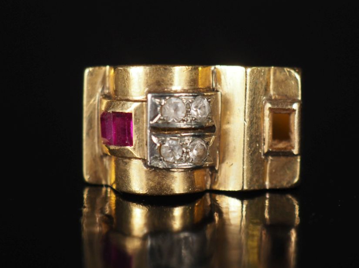 Bague 1940 en or 750 et pierres de couleur Poids tel : 8,85 g (une pie