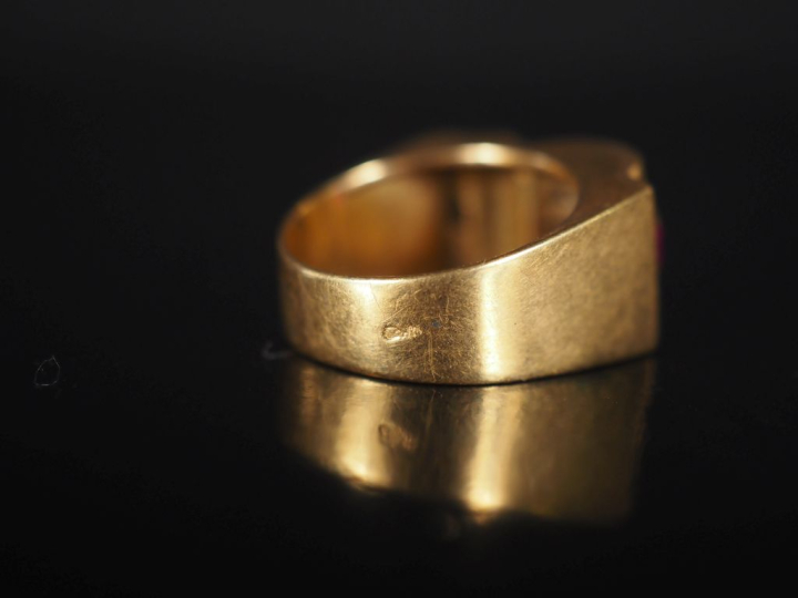 Bague 1940 en or 750 et pierres de couleur Poids tel : 8,85 g (une pie