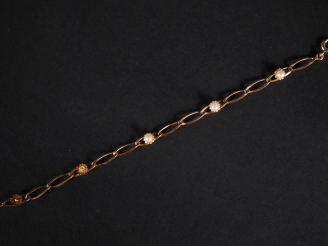 Vente aux enchères Bracelet d'enfant en or 750 et perles  Poids tel : 2,90 g (manque deux