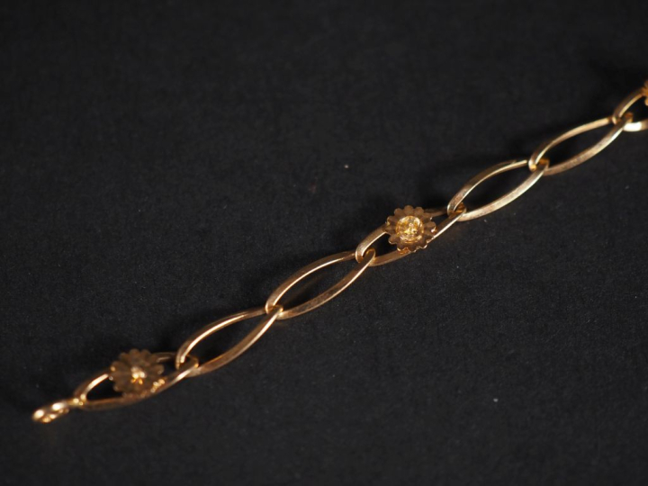 Bracelet d'enfant en or 750 et perles  Poids tel : 2,90 g (manque deux