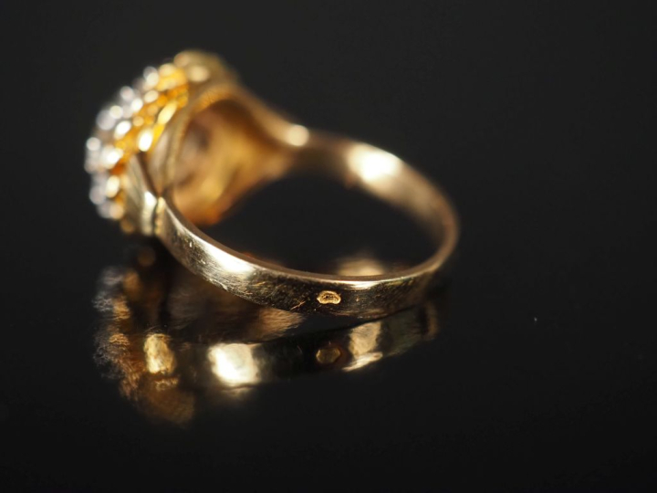 Bague marguerite 1900 en or jaune 750 et pierre à l'imitation du diama