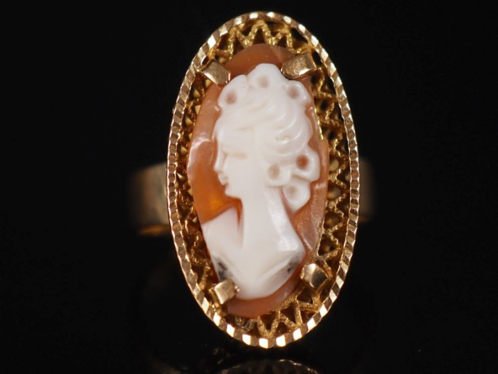 Bague 1900 en or 750, camée "profil de jeune fille"  Poids tel : 4,16 