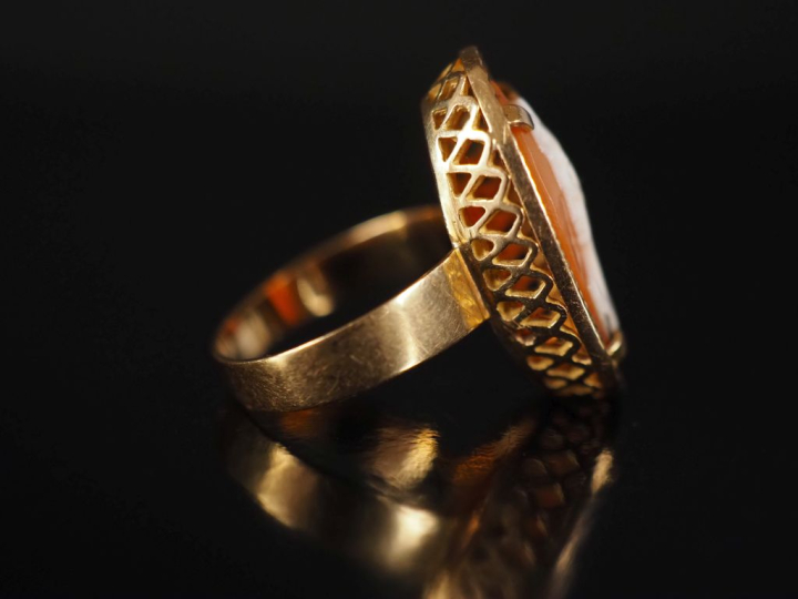 Bague 1900 en or 750, camée "profil de jeune fille"  Poids tel : 4,16 