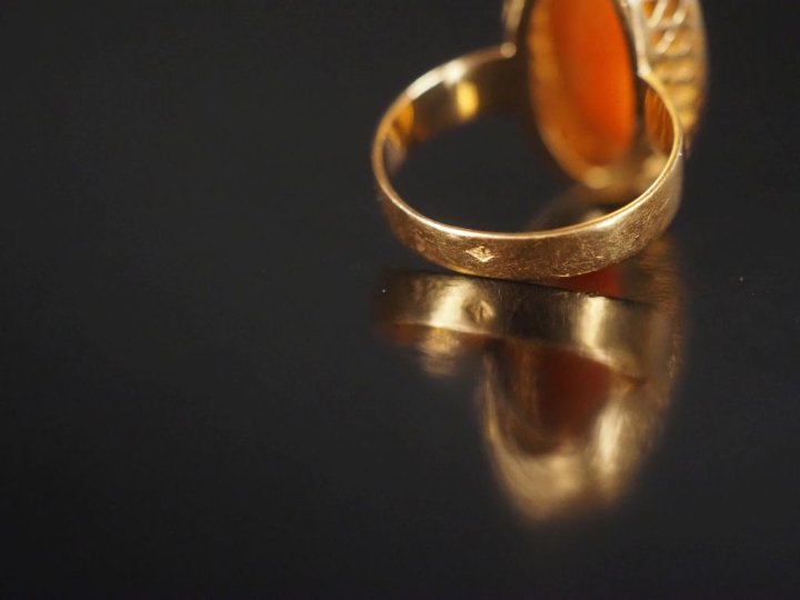 Bague 1900 en or 750, camée "profil de jeune fille"  Poids tel : 4,16 