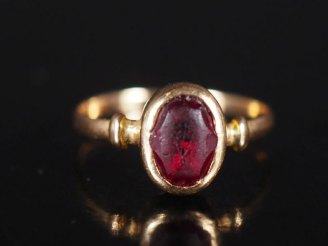 Vente aux enchères Bague 1900 en or et pierre rouge Poids tel : 1,80 g   